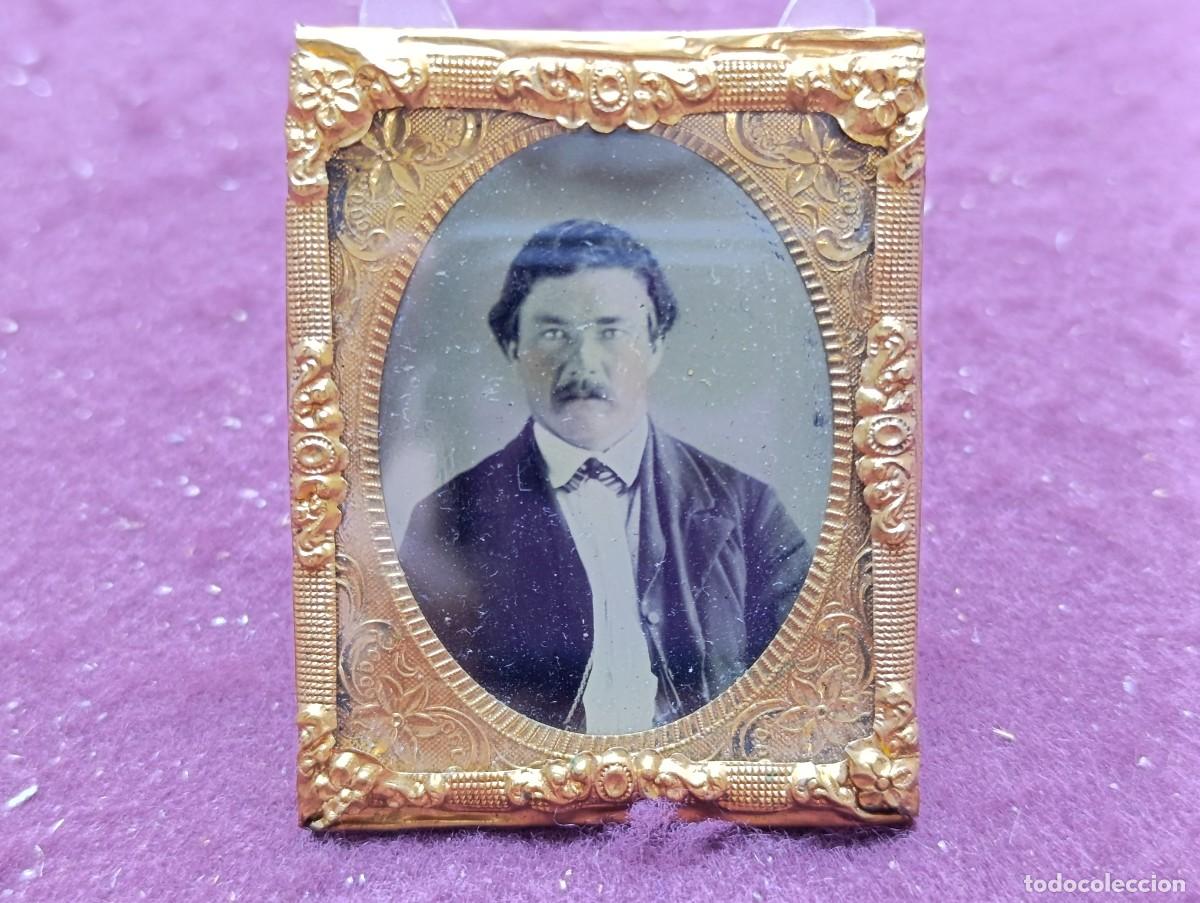 Fotograf&iacute;a antigua: Antiguo Daguerrotipo, hombre posando a medio cuerpo, con marco dorado