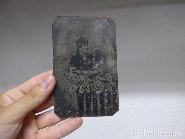 Fotograf&iacute;a antigua: Antigua fotografia sobre metal o hierro ? original, siglo XIX, una mujer.