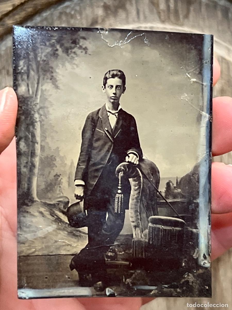 Fotografia antiga: Ferrotipo tintype Espa&ntilde;a joven clase media posando en estudio foto fin s XIX 8,3x6,2cms
