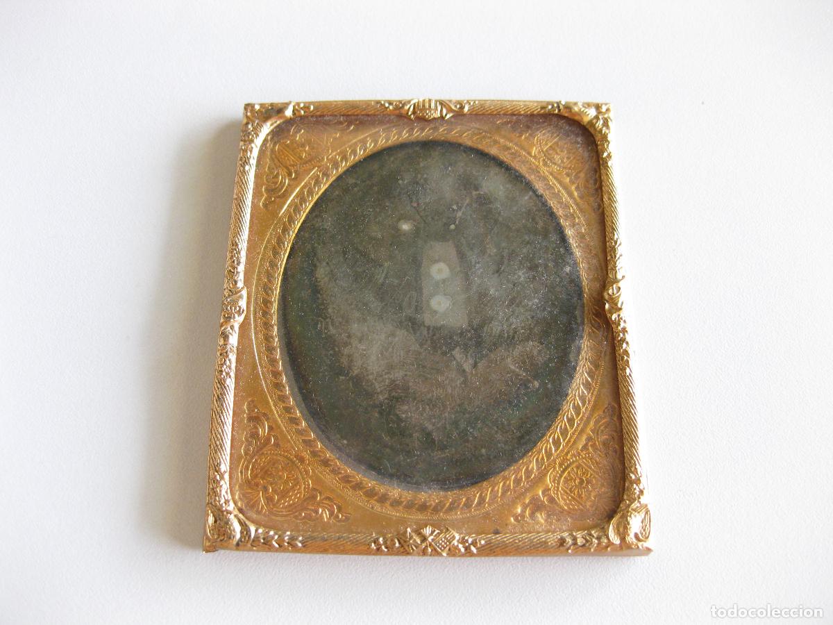 Fotografia antica: ANTIGUO MARCO DORADO CON DAGUERROTIPO Y CRISTAL ABOMBADO.