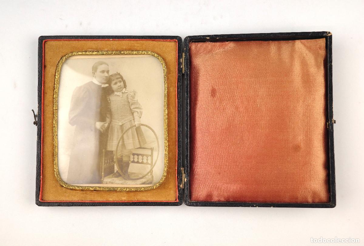 Fotografia antica: Estuche para ambrotipo o daguerreotipo. Con fotograf&iacute;a y datos reversos.