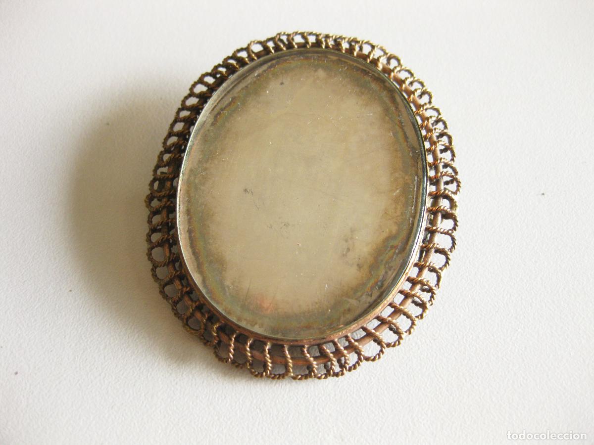 Fotograf&iacute;a antigua: ANTIGUO BROCHE CON DAGUERROTIPO EN MARCO DORADO DE FILIGRANA Y COBLE CRISTAL BISELADO