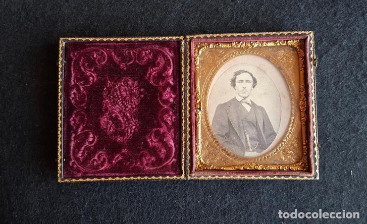 Alte Fotografie: (ANT-261005)CAJA DE GUTAPERCHA PARA AMBROTIPO, INTERIOR COLOR ORO, RETRATO CON ALBUMINA. CIRCA 1860