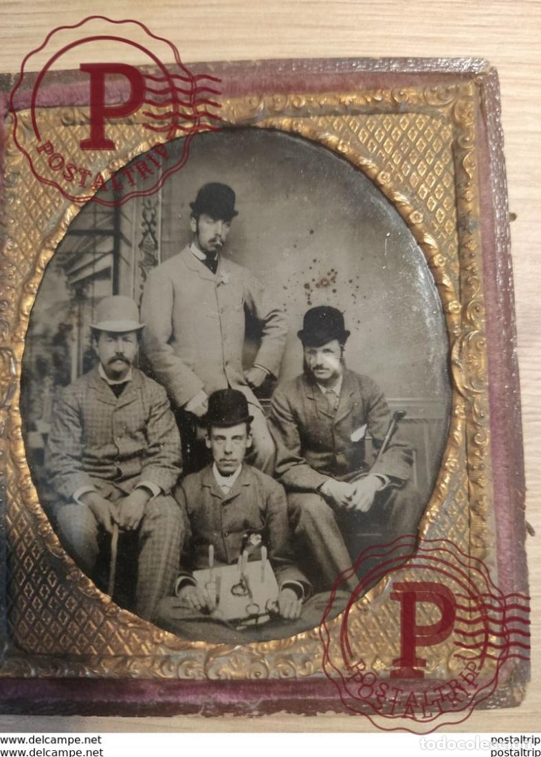 Fotograf&iacute;a antigua: Ambrotype Four gentlemen with bowler hats Ambrotype sixth plate oval passepartout, &plusmn;1860-70 leather