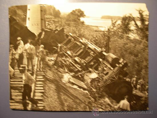 Fotograf&iacute;a antigua: FOTOGRAFIA AUTENTICA DE UN DESCARRILAMIENT DE UNA LOCOMOTORA - A&Ntilde;O 1922