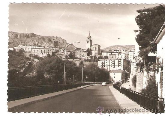 Fotograf&iacute;a antigua: seat 600 entrando en albarracin. 1969. troquelada. 10 x 7 cms.