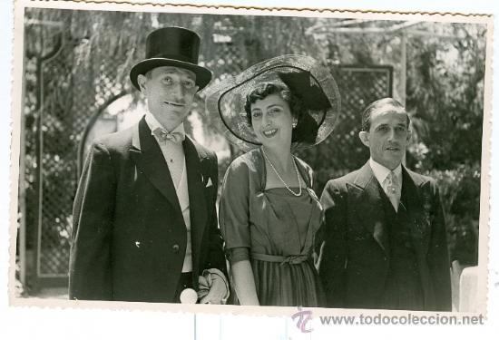 Fotografia antica: FOTOGRAF&Iacute;A DOS SE&Ntilde;ORES Y UNA DAMA. VESTIDOS DE LA EPOCA.