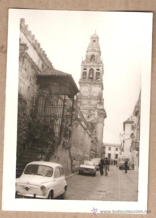 Fotograf&iacute;a antigua: ANTIGUA FOTOGRAFIA DE CORDOBA. EXTERIOR DE LA MEZQUITA CON SEAT 600