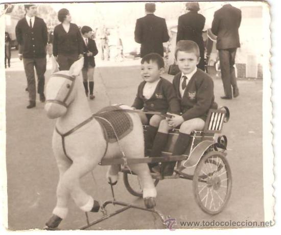 Fotografia antica: DOS NI&Ntilde;OS EN CARRITO EN LA CALLE. DICIEMBRE 1965.