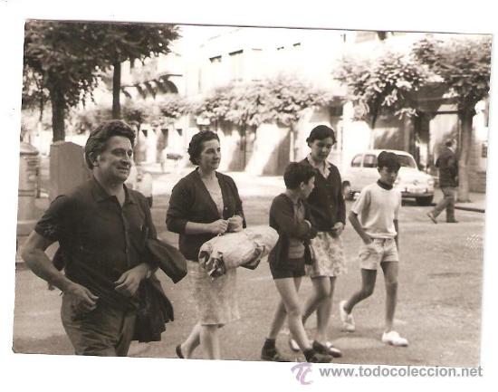 Fotograf&iacute;a antigua: CON SEAT 600 FRENTE A LA PLAZA DE TOROS DE TOLOSA. A&Ntilde;O 1970