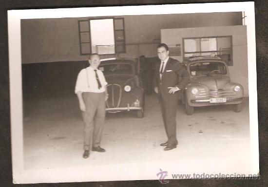 Fotograf&iacute;a antigua: RENAULT 4- 4 MATRICULA M - 80857, Y FIAT TOPOLINO