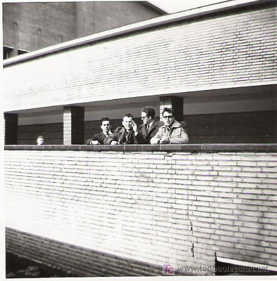 Fotograf&iacute;a antigua: AMIGOS POSANDO EN EL INTERIOR DE UN EDIFICIO - 8.9 X 8.6 CM - Foto 1
