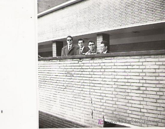 Fotograf&iacute;a antigua: AMIGOS POSANDO EN EL INTERIOR DE UN EDIFICIO - 8.9 X 8.6 CM - Foto 1