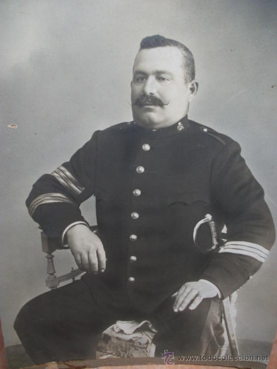 Fotograf&iacute;a antigua: FOTO GIGANTE DE VETERANO SARGENTO DEL CUERPO DE SEGURIDAD CON ESPADIN, DE ALFONSO XIII. 40 X 58 CM.