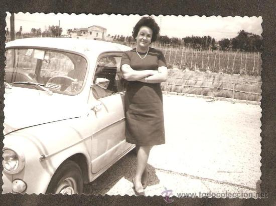 Fotograf&iacute;a antigua: MUJER Y SEAT 600. JUNIO 1971
