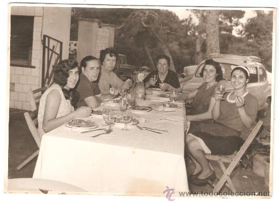 Fotograf&iacute;a antigua: GRAN FOTOGRAFIA DE GRUPO FAMILIAR Y SEAT 600. FOTOS RAGA E HIJOS. 17,5 X 12,5 CMS.