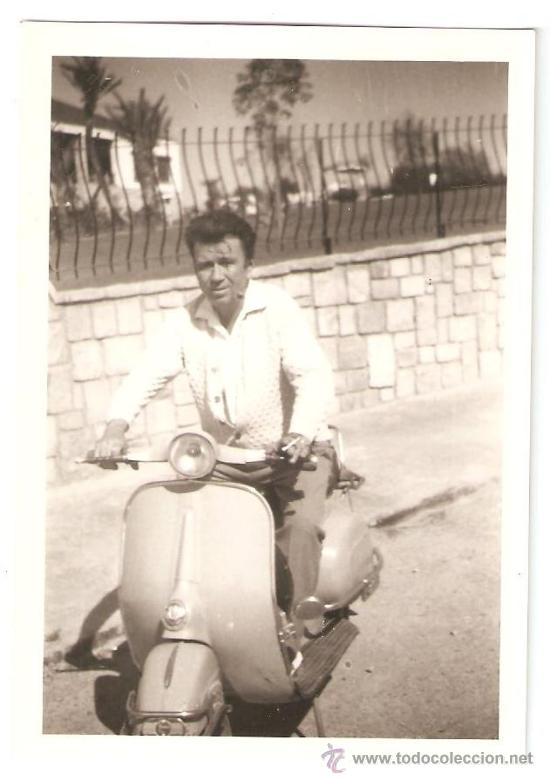 Fotograf&iacute;a antigua: HOMBRE EN VESPA