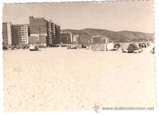 Fotografia antica: PLAYA DE CULLERA CON TIENDAS DE CAMPA&Ntilde;A, A&Ntilde;OS 70