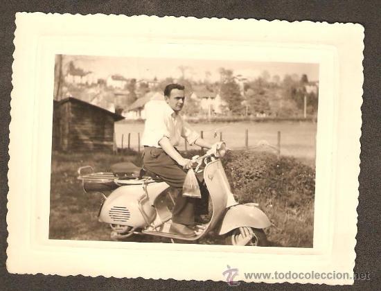 Fotograf&iacute;a antigua: HOMBRE EN VESPA