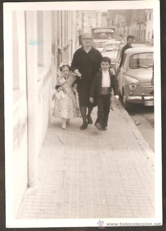 Fotograf&iacute;a antigua: fallas. falleros y seat 600 - Foto 1