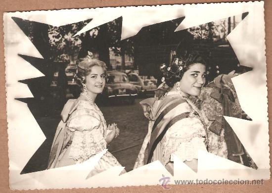 Fotograf&iacute;a antigua: DOS FALLERAS CON DAUPHINE Y SEAT 600
