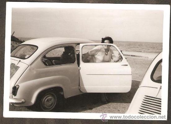 Fotograf&iacute;a antigua: SEAT 600 EN LA PLAYA