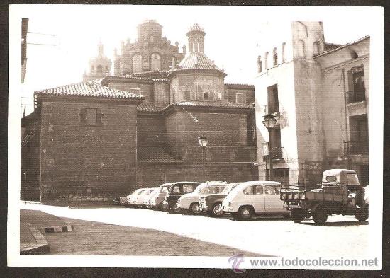 Fotograf&iacute;a antigua: IGLESIA CON COCHES DE EPOCA. MOTOCARRO, SEAT 600...