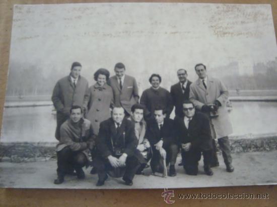 Fotografia antiga: antigua fotografia a&ntilde;os 50 / 60 sevilla ,  , fotos con sello rom val , reunion de trabajo