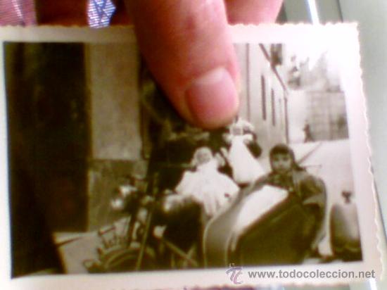 Fotografia antiga: Foto fotografia a&ntilde;os 50 ni&ntilde;os con mu&ntilde;ecas en Moto con Sidecar