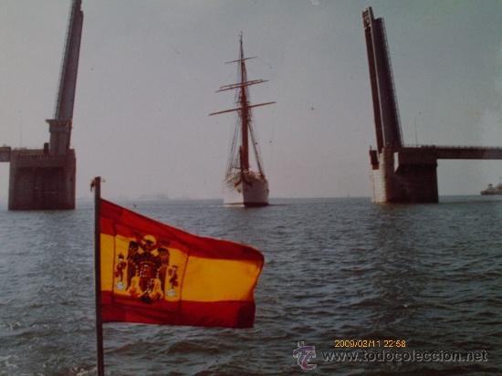 Fotograf&iacute;a antigua: EL JUAN SEBASTIAN ELCANO CRUZANDO EL PUENTE SOBRE LA BAHIA DE CADIZ. 1970 FELICITACION DEL ALCALDE