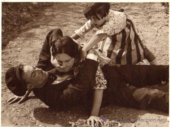 Fotograf&iacute;a antigua: Fotografia curiosa 16,50 x 22 cm. Parece un rodaje de una pel&iacute;cula. Cine.