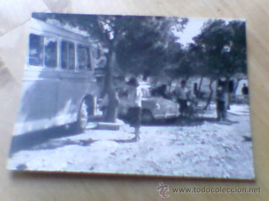 Fotograf&iacute;a antigua: Foto fotograf&iacute;a familia campo con seat 600 1965 particular 9,5 x 7 cms