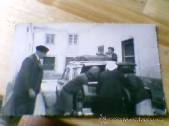 Fotograf&iacute;a antigua: taxi Seat 1500 particular sin sello 15 x 9,5 cms Antigua foto fotografia familia cargando