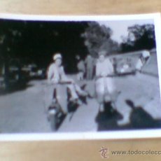 Fotografía antigua: FOTOGRAFIA PARTICULAR DOS CHICAS MONTADAS EN VESPA FONDO SEAT 1500 Y 600 FOTO CURIOSA