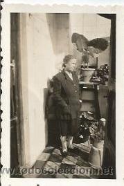 Alte Fotografie: *** D11 - 362 - FOTOGRAFIA PEQUE&Ntilde;O FORMATO - SE&Ntilde;ORA EN LA GALERIA - 1951 - 6,8 X 4,5 CM.