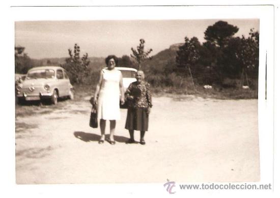 Fotograf&iacute;a antigua: ANCIANA Y SEAT 600