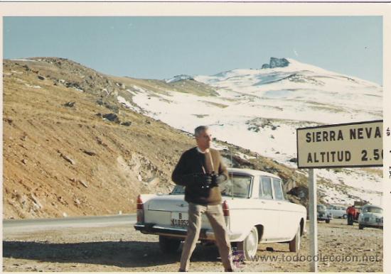 Fotograf&iacute;a antigua: SE&Ntilde;OR EN SIERRA NEVADA, CON PRISMATICOS, JUNTO A UN SEAT 1500, GORDINI ETC... - 12,8 X 9 CMS.