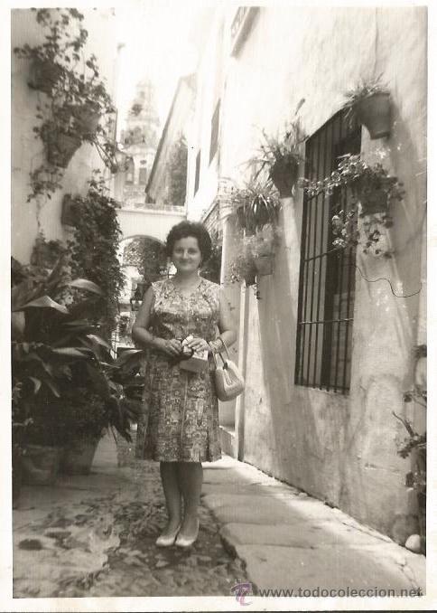 Alte Fotografie: *** PG213 - FOTOGRAFIA - SE&Ntilde;ORA EN BONITA CALLE TIPICA - 1972 - 17,5 X 12,5 CM.