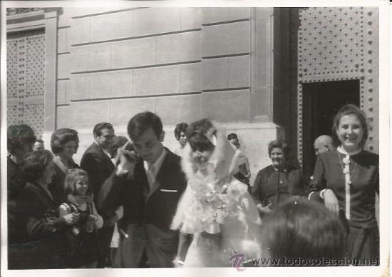 Alte Fotografie: *** FF83 - FOTOGRAFIA - PAREJA DE NOVIOS SALIENDO DE LA IGLESIA - 18 X 12,5 CM.