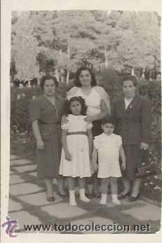 Alte Fotografie: *** H918 - FOTOGRAFIA - TRES SE&Ntilde;ORAS CON DOS JOVENCITOS - 9 X 6 CM.
