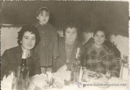 Alte Fotografie: :::: AG21 - FOTOGRAFIA - TRES AMIGAS CON UNA NI&Ntilde;A EN UN BANQUETE - 18 X 12 CM.