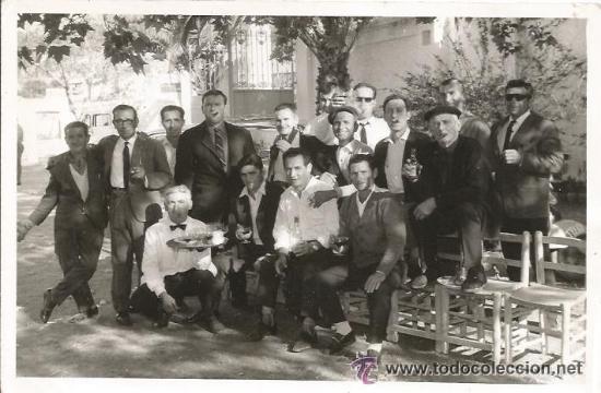 Alte Fotografie: *** PG239 - FOTOGRAFIA - GRUPO DE AMIGOS TOMANDO COPAS - 1969 - 18 X 12 CM.