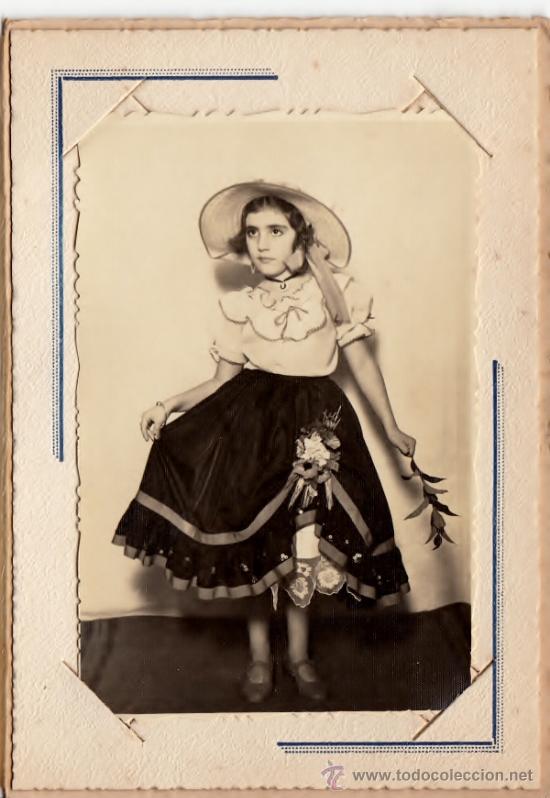 Fotograf&iacute;a antigua: Foto de estudio de un ni&ntilde;a disfrazada o en traje regional, con carpetilla, 1955 - CLC
