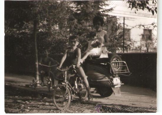 Fotograf&iacute;a antigua: VESPA BICICLETA Y TRICICLO