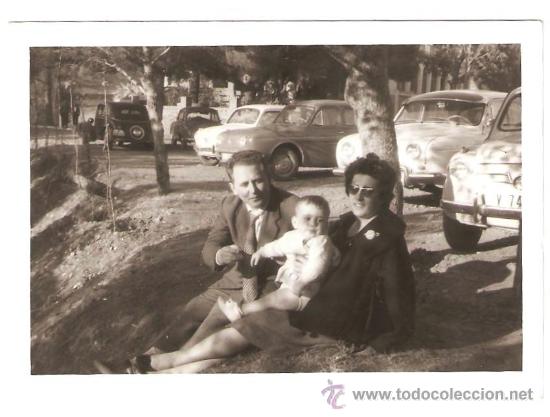Fotograf&iacute;a antigua: FAMILIA. COCHES A&Ntilde;OS 60 SEAT 600 Y DAUPHINE. LABORATORIO ESCUDER