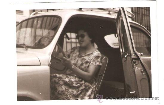 Fotograf&iacute;a antigua: MUJER Y SEAT 600
