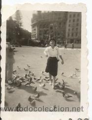 Fotograf&iacute;a antigua: :::: D11 - 495 - FOTOGRAFIA PEQUE&Ntilde;O FORMATO - JOVEN CON LAS PALOMAS - 6 X 4,5 CM.