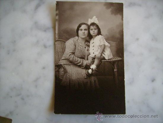 Fotograf&iacute;a antigua: ANTIGUA FOTO DE MADRE CON HIJA-SE REMITE DE CASTELLON A,ALBAIDA.-FOTO COLOM