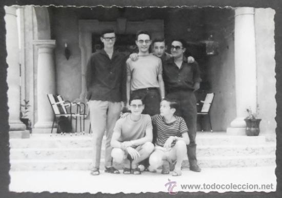 Fotografia antiga: FOTOGRAFIA 10X7 CM, GRUPO DE AMIGOS, ALCUDIA 1965,  (1276)