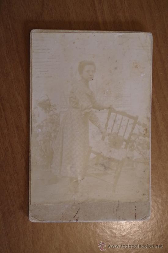 Fotograf&iacute;a antigua: ANTIGUA FOTOGRAFIA SOBRE CARTON MUJER CON SILLA